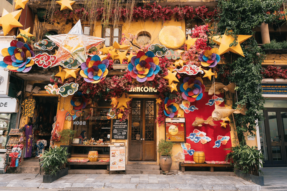 Located in a charming old French villa in the heart of the Old Quarter, Ban Cong Cafe is the perfect spot to savor coffee and enjoy a memorable brunch experience (Source: Bancông - Số 2 Đinh Liệt)